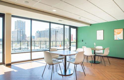 Chic East Side 1BR Apt with Balcony, Pool, and Gym - Foto 46