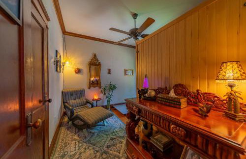 1920s Phoenicia Bungalow with Vintage Furnishings, Sauna, Fireplace, & Fenced Backyard - Foto 25