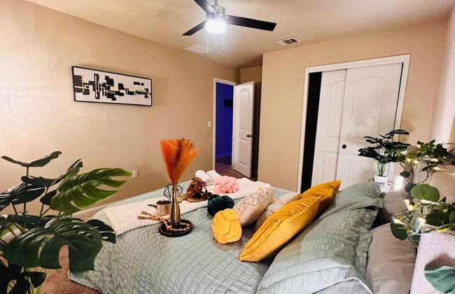 Spacious 4BR Home w Game Room Office Backyard - Foto 13