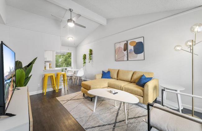 Prime Soco Chic 2BR King Suite w Pool Parking - Foto 1