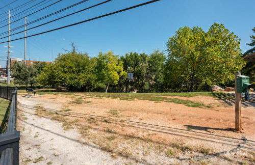 Modern 3BR Condo Walk to Downtown and UT with Parking - Foto 41