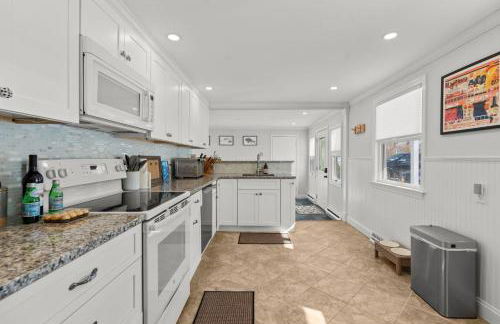 Family Walk to Craigville BeachBright 4BR Coastal Retreat - Foto 17