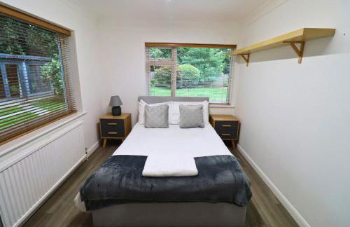 Spacious 5-Bedroom Home with Large Garden in Egham - Foto 10