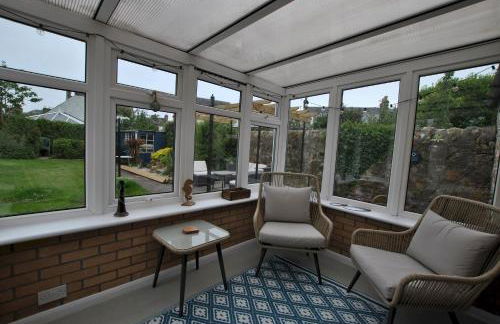 Carpenters Cottage- coastal stay with garden - Foto 4