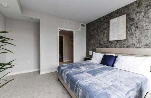 Stylish 2BR Retreat Gym Parkng and Scenic Rooftop - Foto 16