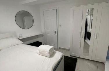 Stunning 2 bed apartment located on high street, 5 minutes from New Cross station, free parking, 1 minute from famous 5 star Lit shisha bar and restaurant - Foto 8