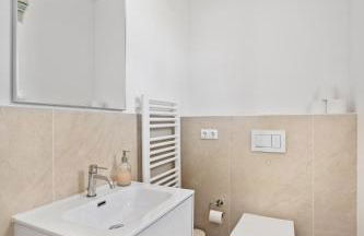 GUT KLETKAMP "Mühlenhof 3" - Ruhige Ferienwohnung mit 2 Schlafzimmern I Terrasse mit See- & Naturblick I Gemeinschaftsgarten I 15 Min zur Ostsee I Küche I Parkplatz I Waschmaschine I WLAN - Foto 9