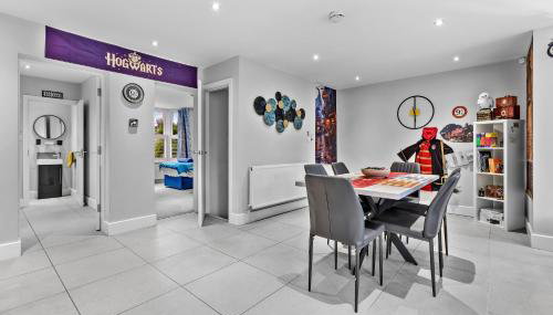 The Lumos House - 4 Bed Home w Parking near Harry Potter Studios - Foto 4