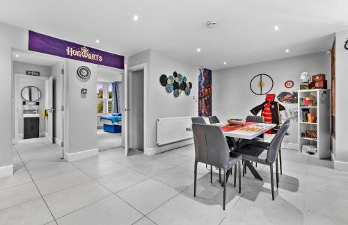 The Lumos House - 4 Bed Home w Parking near Harry Potter Studios - Foto 4