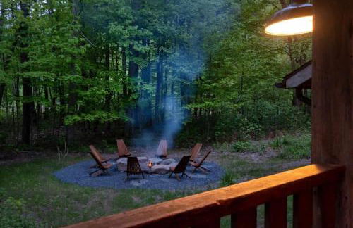 Chic Catskills Cabin with Hot Tub and Fire Pit - Foto 50
