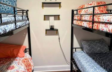 Modern 5BR with Full Kitchen, Game Room, Fenced Yard and BBQ Grill - Foto 27