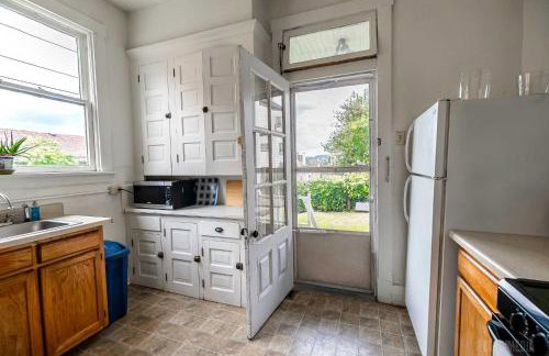 Step Back in Time Charming Victorian with Modern Amenities - Foto 27