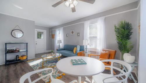 Serene Beachy Bungalow with Large Screened Porch! - Foto 4