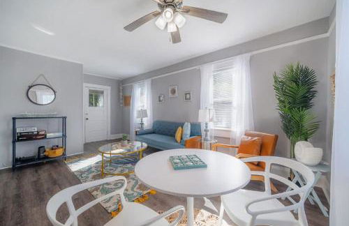 Serene Beachy Bungalow with Large Screened Porch! - Foto 4