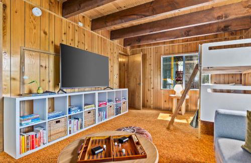 Pet & Kid Friendly Cozy Cabin, BBQ, Firepit, Outdoor Dining, Forest Views - Photo 10