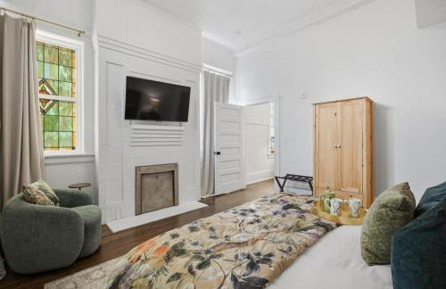 Sanctuary Historic Designer 1BR & Heated Pool - Photo 30