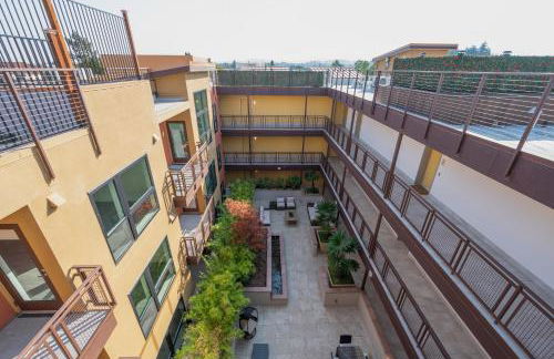 Elevator-Work Here-Gig WiFi-King Bed-Laundry in unit - Foto 48