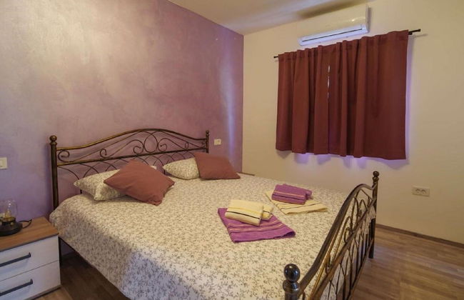 Modern Villa With Swimming Pool and Garden - Photo 2