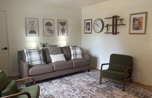 Modern 3 bedroom home downtown Forest city outstanding backyard, pet friendly - Foto 1