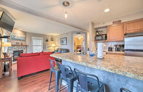Portage Lake Condo with Deck and Pool Access! - Foto 6
