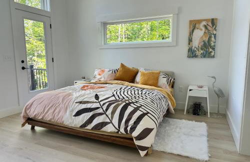 Luxe Modern Lakefront Oasis - Hot Tub, Sunset Views, Pet & Family Friendly! Close to UMF! - Foto 33