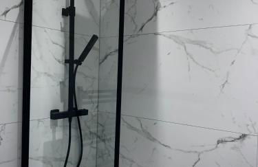 Modern 3-BR Home on Edge of City Center With Free Parking - Foto 23