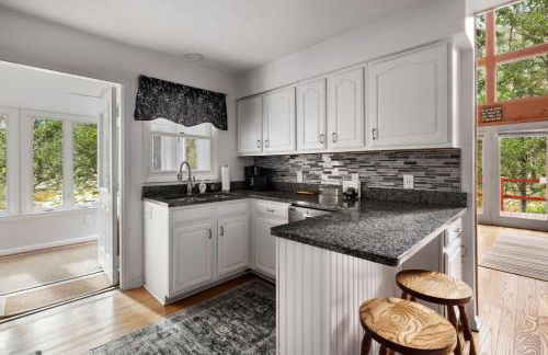 Loft Wood Stove Fire Pit Grill & Deck on Creek - Foto 16