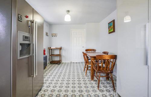 4BR Family Home, Garden, WiFi, 5mins to Elisabeth Line & 10min to Stratford - Foto 26