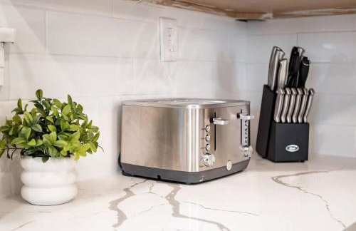 Oakwood Charm Family-Friendly 3BR Getaway - Photo 5