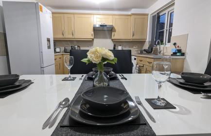 CLARITURF - 4 Bedroom Semi - Private Parking near Turf Moor, Town Centre, Transport and Motorway Links next to Canal, 3 Parks and Lake - Sky and Netflix - Foto 24