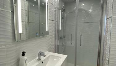 La Manga km 0, pisos estudios - planta baja - 100m de la playa - studio flats - ground floor - 100m from the beach, cada con bicis & tabla SUP, piscina & pádel & tenis & más - each with bikes & SUP board, pool & paddle & tennis & more - Foto 5