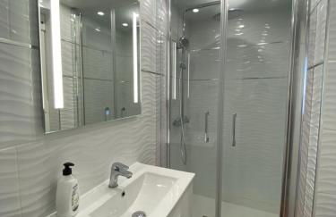 La Manga km 0, pisos estudios - planta baja - 100m de la playa - studio flats - ground floor - 100m from the beach, cada con bicis & tabla SUP, piscina & pádel & tenis & más - each with bikes & SUP board, pool & paddle & tennis & more - Foto 5