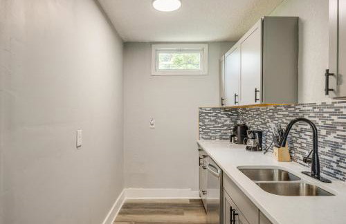 Less Than 1 Mi to EverBank Stadium Retreat with Yard! - Foto 5