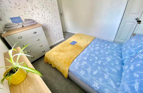 Your Leominster Base - 3BR Home with Garden & Parking - Foto 16