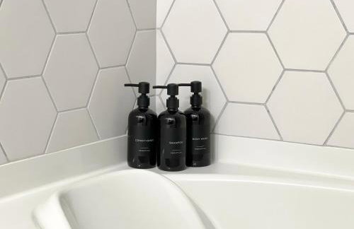 Modern Cosmopolitan APT Mid Hollywood with Free Parking 10mins to Universal Studios - Photo 16