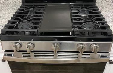 IAH Place: 4 bed, patio-sleeps 8+ - Foto 17