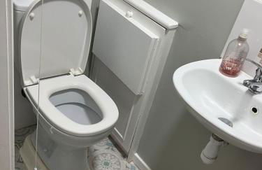 3 Bedroom home, with 4 beds, parking, walk to station & town centre families and business visitors welcome - Foto 11