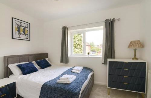 Alderton House - Spacious 3 Bed with Parking - Foto 3