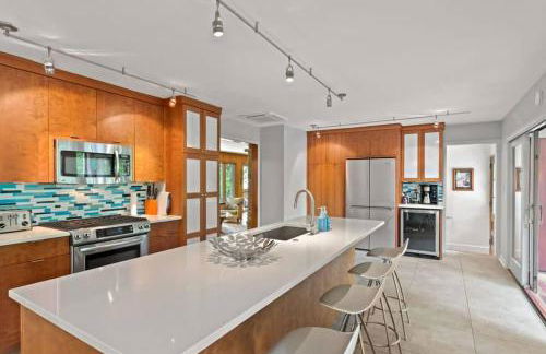 Mid Century Beauty with Huge Sunny Porch - Foto 10