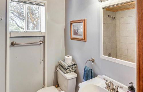 Hot Tub and Game Room! 30-Acre Vernon Retreat - Foto 21