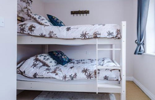 Beach Retreat with Hot Tub Sleeps 8 - Foto 17