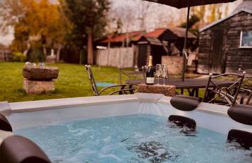 4 Bed Cottage with Hot Tub near Wyboston Lakes - Foto 1