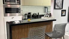 Apt perto da praia c vaga e arrumadeira e janelas anti ruídos - Foto 4