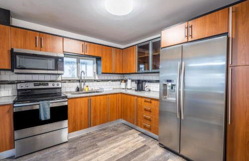 2 BD Home w/ Private Parking, Private Yard & W/D - Photo 4