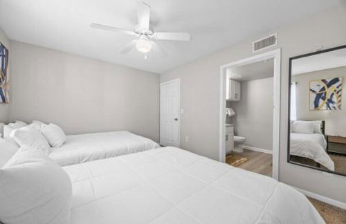 2BR Modern Hideaway near Downtown, Gated, Pool - Foto 27