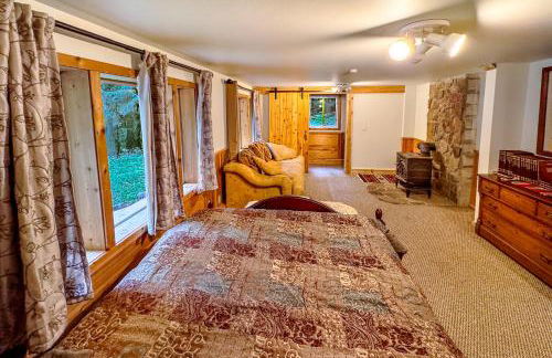 Private Forest Lodge Near Silverwood Theme Park - Sleeps 10 - Foto 33