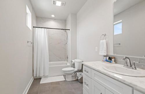 NEW Youngsville Escape KING Beds Cajun Luxury WiFi - Foto 30