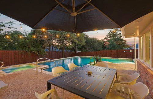5BR w Backyard Paradise Pool Cinema Games - Foto 41