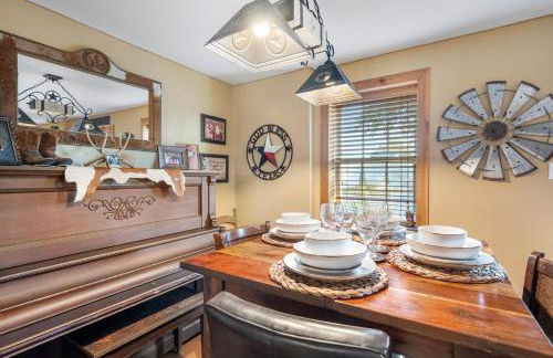 Barndominium with Farm and Firepit near Lake Georgetown - Foto 9