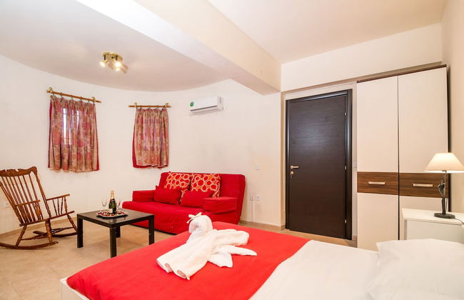 Cozy Family Home Near the Beach - Photo 5